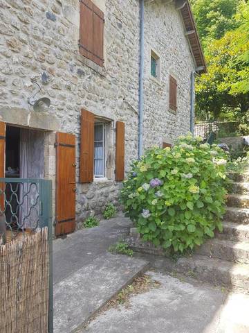 Gîte pour 4 personnes, avec terrasse et vue à Lalevade-d'Ardèche