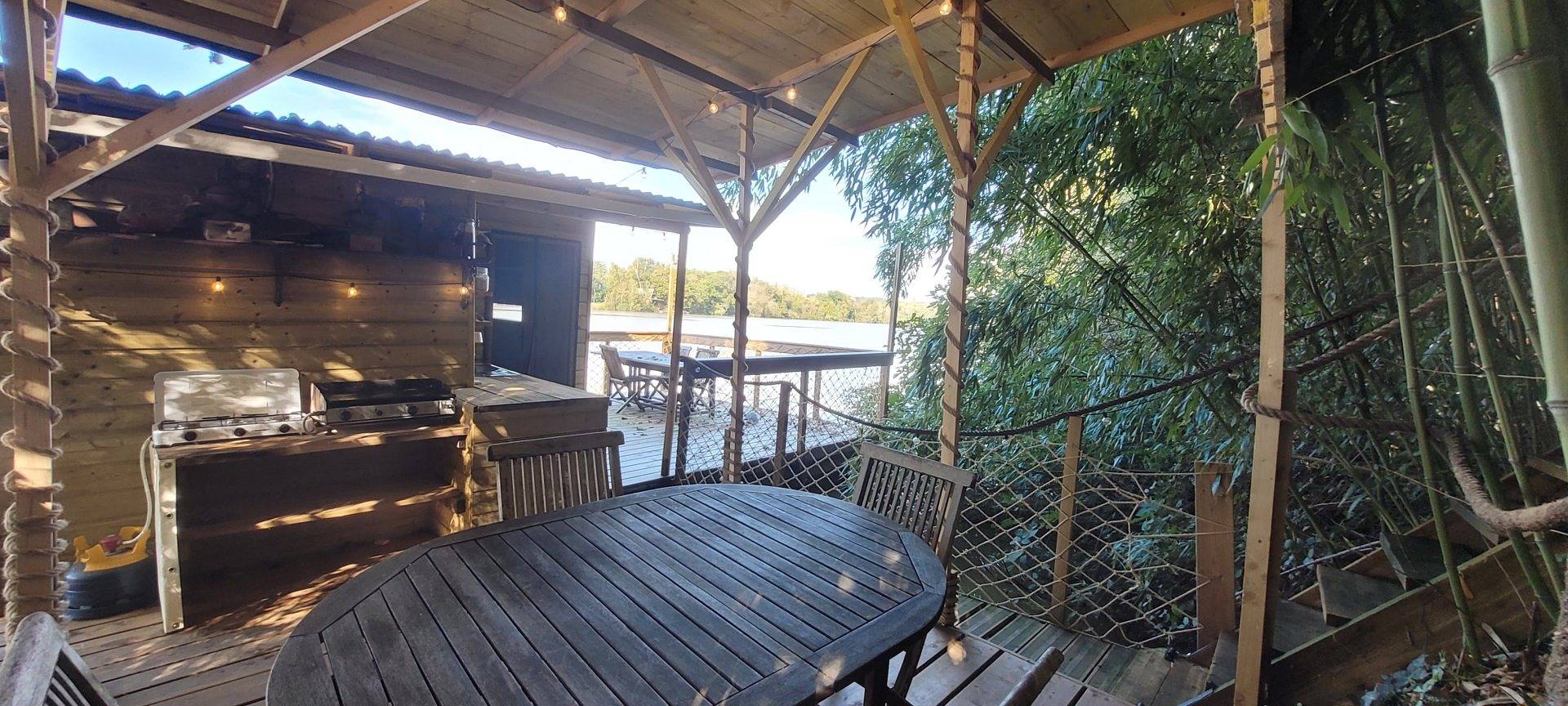 Cabane sur l'eau au bord du Tarn in Marssac-sur-Tarn, Région d'Albi