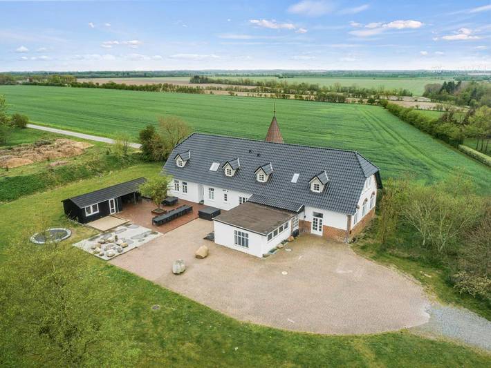 Luxus-Ferienhaus für 30 Personen, mit Balkon/Terrasse und Whirlpool sowie Terrasse und Pool in Dänemark
