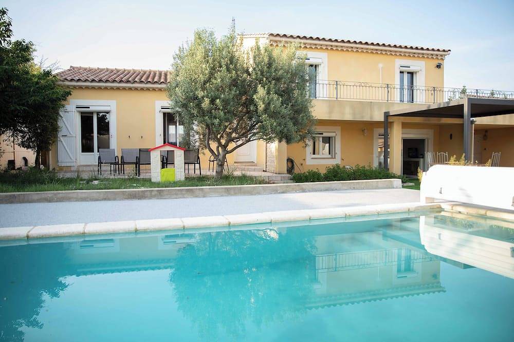 Spacious air-conditioned villa with pool on enclosed garden for 8 to 10 people. in Sérignan-du-Comtat, Vaucluse