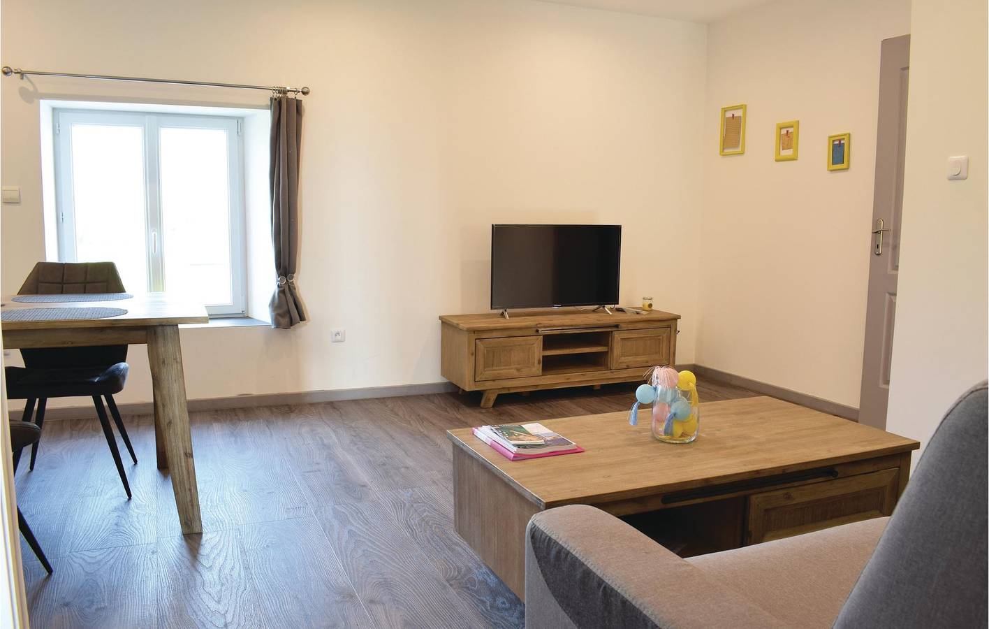 Appartement de vacances entier, Riverside Retreat : lit pour bébé, jardin, TV et WiFi in Sainteny, Côte de la Déroute