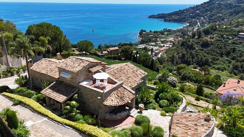 Villa für 6 Personen, mit Balkon und Whirlpool sowie Terrasse und Garten