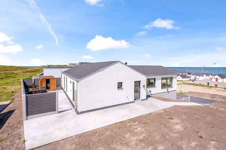Ferieudlejning for 8 personer, med terrasse og sauna, husdyr tilladt i Klitmøller