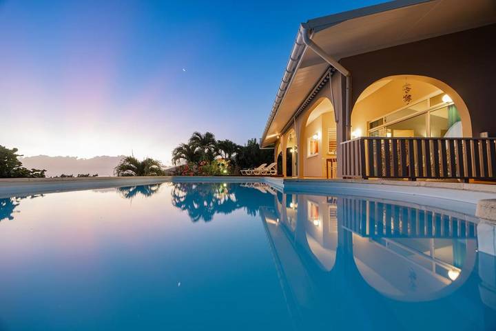 Villa pour 2 personnes, avec jardin ainsi que piscine et terrasse