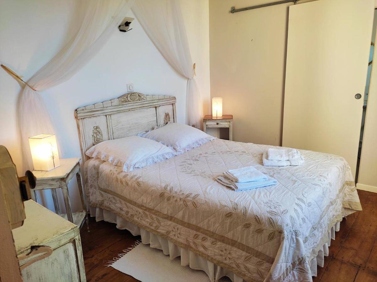 Double Room with Private Bathroom in Condom, Gers