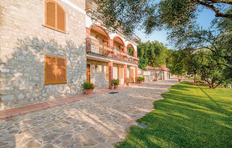 Appartamento intero, Appartamento Vista Mare con Wifi, AC, Parcheggio, Giardino e Cucina in Ascea, Cilento Coast