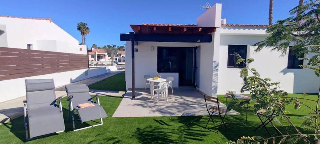 Bungalow para 4 personas, con jardín y piscina en Campo Internacional