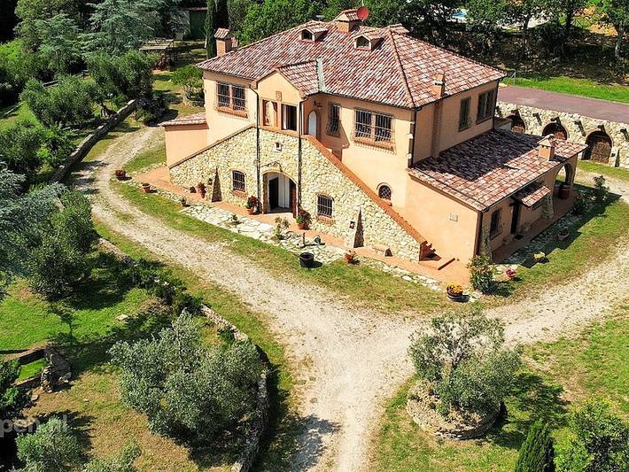 Location de vacances pour 15 personnes, avec balcon/terrasse ainsi que piscine et terrasse