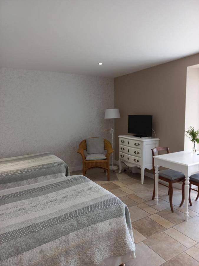 Location de vacances pour 2 personnes, avec vue ainsi que jardin et terrasse dans La Chapelle-de-Guinchay - 2