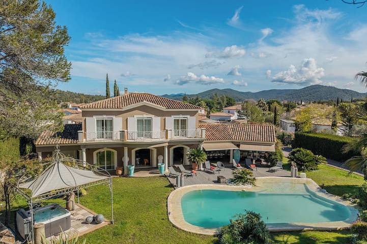 Villa pour 10 personnes, avec jacuzzi ainsi que jardin et balcon, animaux acceptés à La Crau
