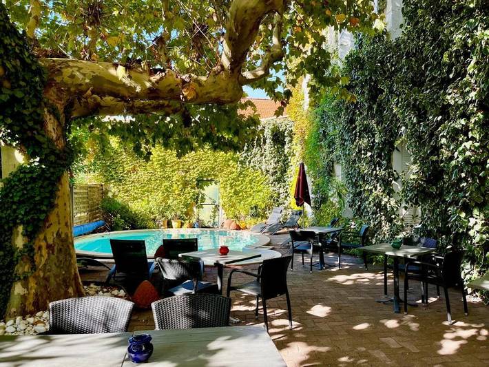 Hôtel pour 3 personnes, avec Terrasse ainsi que Jardin et Piscine