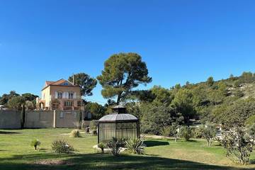 Location de vacances pour 14 personnes, avec terrasse et jardin, animaux acceptés à Septèmes-les-Vallons