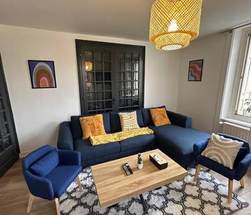 Gîte pour 8 personnes, avec vue ainsi que vue sur le lac et jardin à Retournac