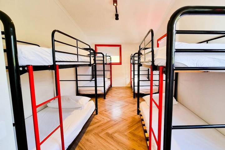 Guesthouse for 25 people, with garden in Victoria
