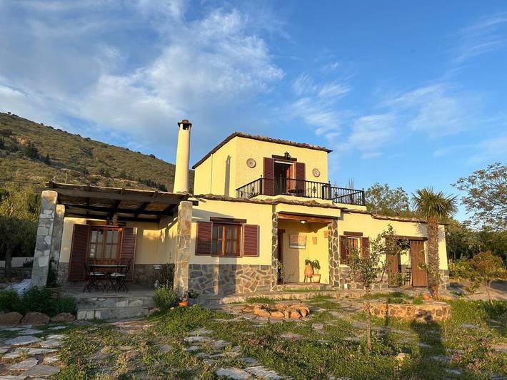 Casa rural para 8 personas, con vistas además de piscina y jardín en Carataunas