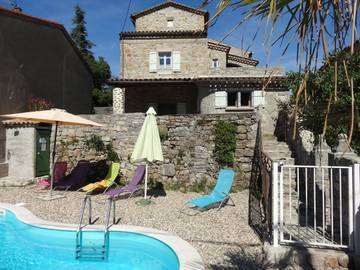 Gîte pour 6 personnes, avec piscine et jardin ainsi que vue et bassin pour enfant, adapté aux familles à Saint-Paul-le-Jeune