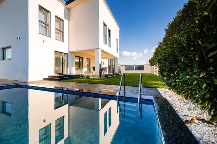 Villa pour 8 personnes, avec vue ainsi que piscine et jardin, animaux acceptés à Alba (Romania)