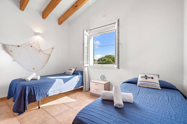 Modern villa with private pool, Ac, Wifi, sleeps 6, 10 min to beach and centre in Cala en Porter, Municipalité de Alaior