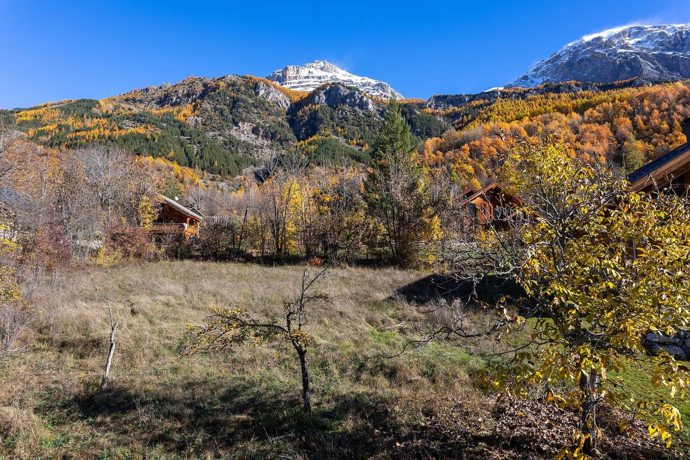 Apartamento entero, Chalet 'Le Chastel' con vistas a la montaña, terraza compartida y Wi-Fi in Vallouise-Pelvoux, Parque Nacional de los Ecrins