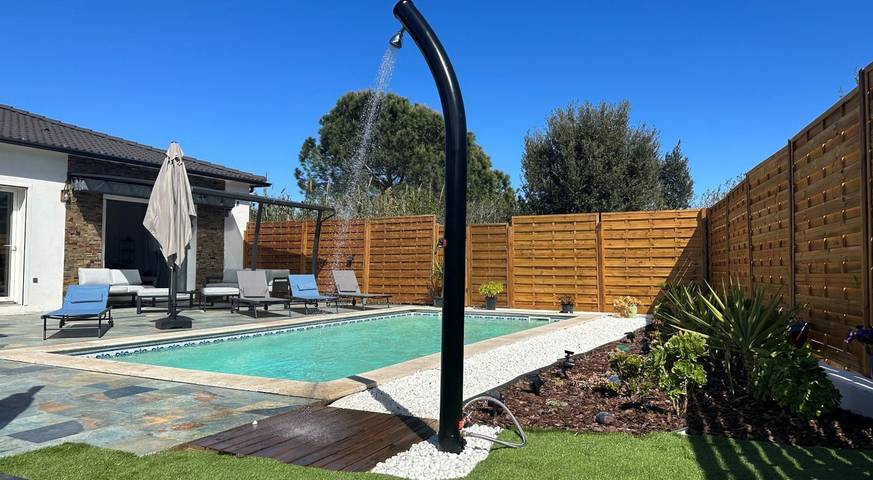 Gîte pour 4 personnes, avec terrasse et jacuzzi ainsi que jardin et piscine à Antisanti