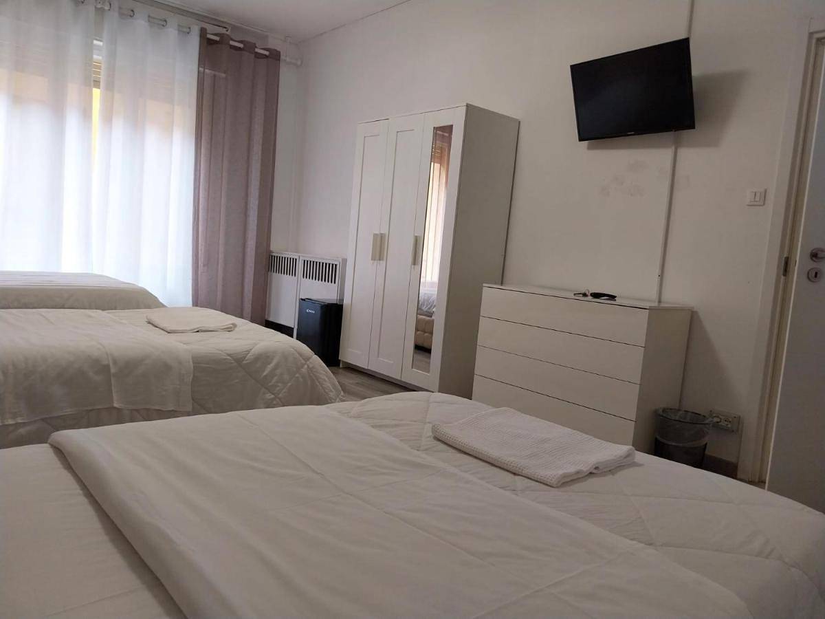Basic Triple Room with Shared Bathroom in Bologne, Province de Bologne