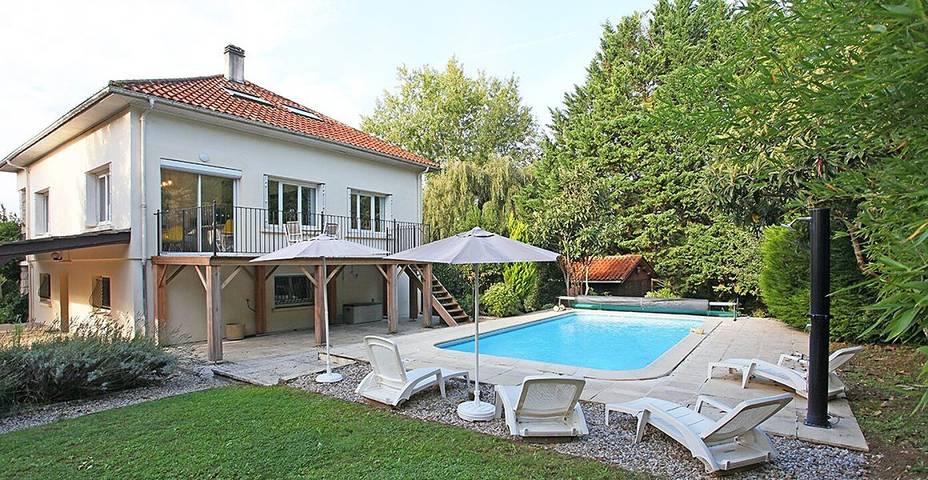 Location de vacances pour 6 personnes, avec balcon ainsi que piscine et jardin à Cancon