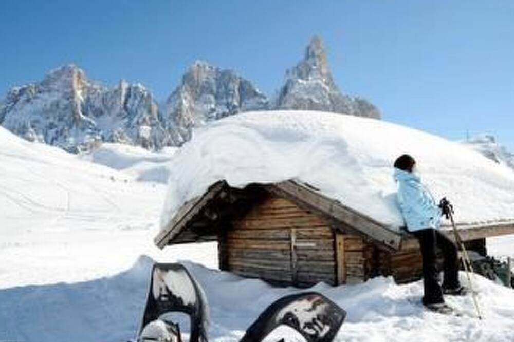 Romantisches Chalet in den Wiesen der Dolomiten in Mezzano, Fleimstaler Alpen