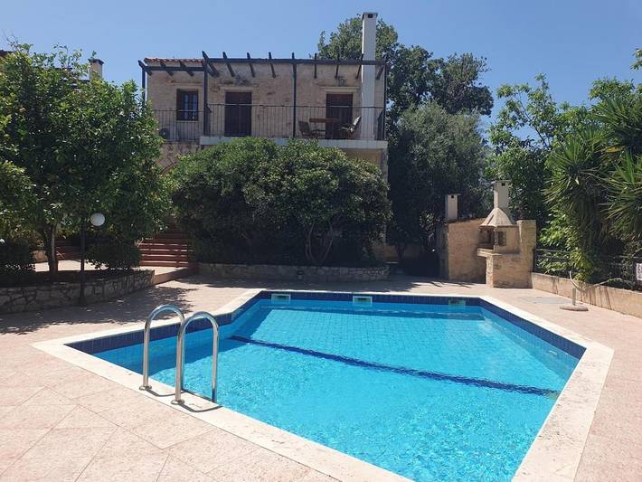Ferienhaus für 4 Personen, mit Balkon und Pool sowie Ausblick in Douliana