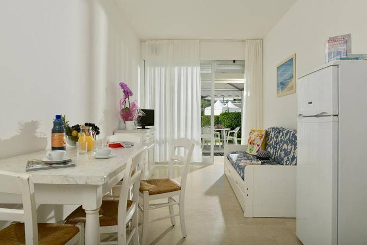 Parc de vacances pour 2 personnes, avec jardin et bassin pour enfant ainsi que balcon et piscine, animaux acceptés à Chioggia - 2