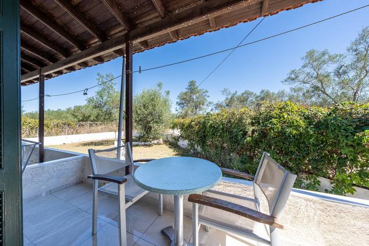 Hel studio-lejlighed, Apartment 'Alykes Family Resort Double Room 1' with Balcony, Wi-Fi and Air Conditioning in Korfu