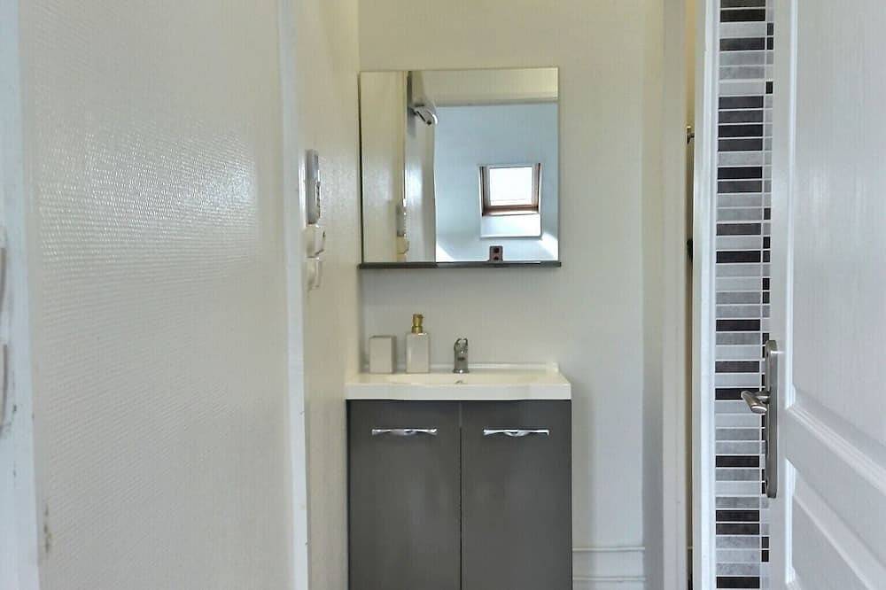Apartamento entero, Le Lumineux Studio 6 Face Gare Wifi Gratuit et à Deux pas du Centre Ville ! in Évreux, Región de Évreux