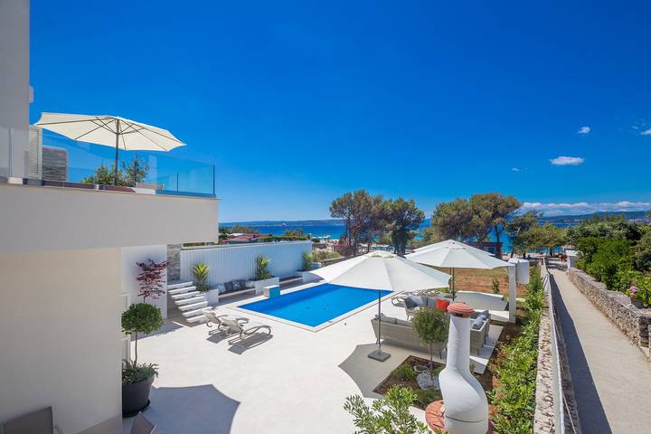 Vakantiehuis voor 12 personen, with Balkon and Balkon/Terras as well as Terras and Kinderzwembad in Punat