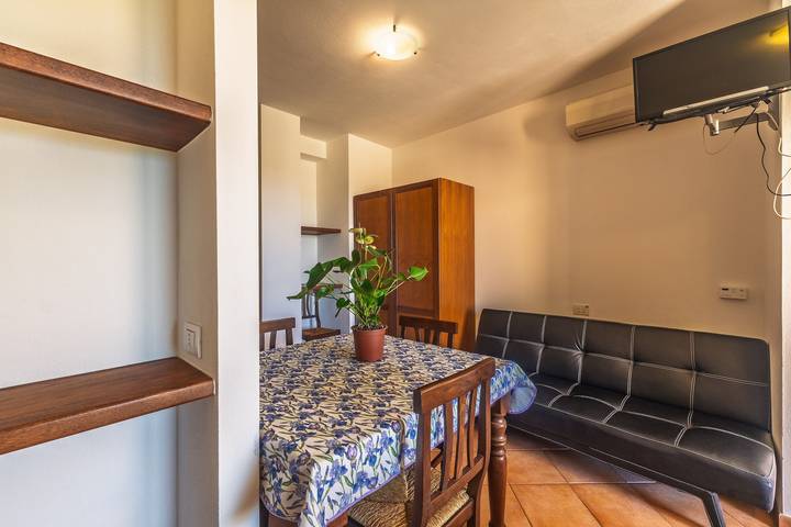 Appartamento intero, Appartamento 'Galatea - Monolocale' con Balcone, Wi-Fi e Aria Condizionata in Palau (villaggio), Palau (Sardegna)