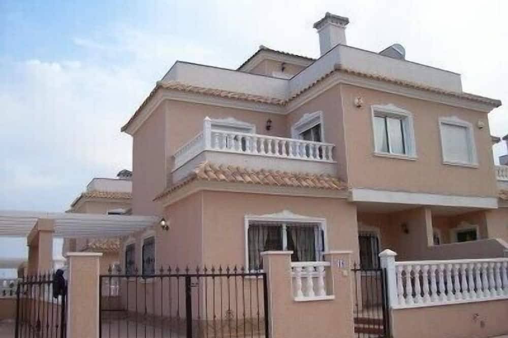Lujosa villa con piscina comunitaria, a 35 minutos del aeropuerto, 5 minutos de playa y golf in Golf Resorts Murcia, San Javier