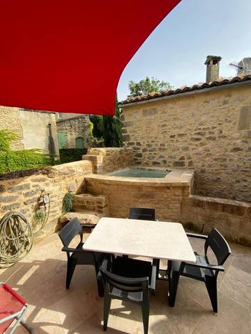 Cottage pour 2 personnes, avec vue ainsi que terrasse et piscine, animaux acceptés à Saint-Siffret