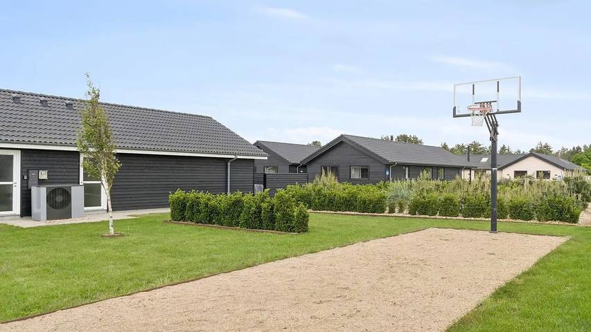 Ferienhaus für 19 Personen, mit Whirlpool und Sauna sowie Garten und Pool in Houstrup Strand