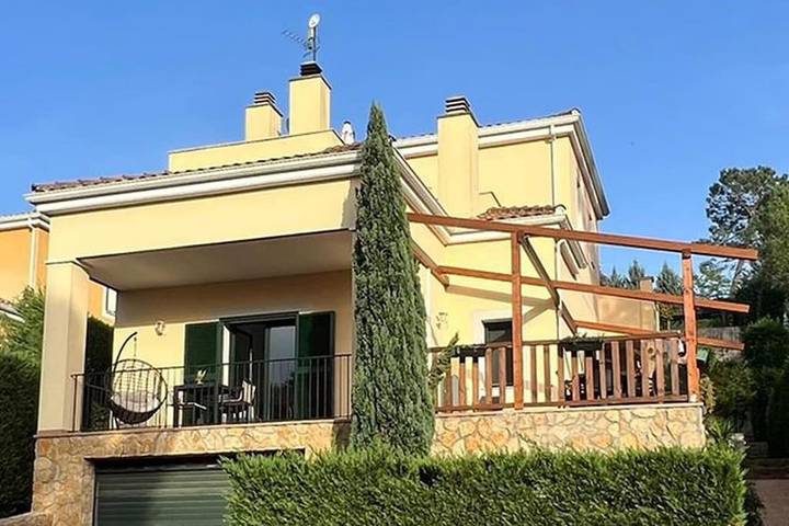 Casa rural para 6 personas, con Balcón y Terraza además de Jardín y Piscina en Bescanó