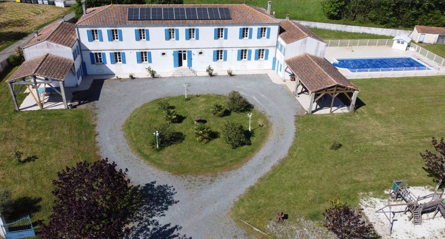Gîte pour 26 personnes, avec terrasse ainsi que jardin et piscine, animaux acceptés en Charente-Maritime - 2