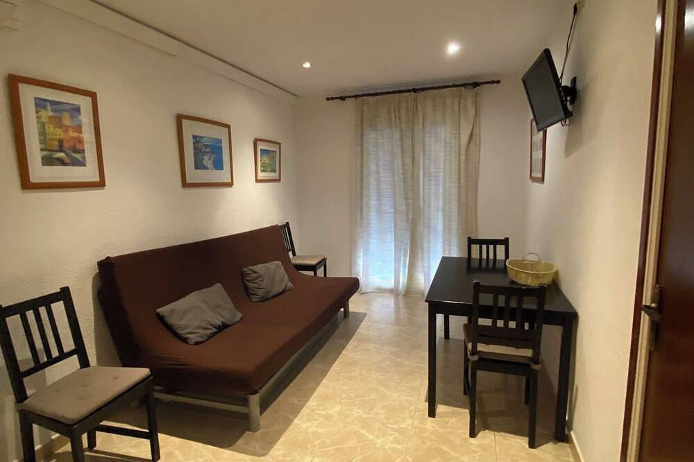 Entire apartment, Ideal Apartment For 2 With Terrace in Canet de Mar, Costa del Maresme