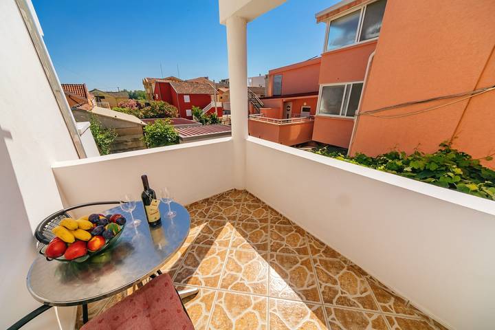 Apartamento entero, Apartamento de vacaciones para 2 personas con balcón/terraza in Donji Štoj, Municipio de Ulcinj