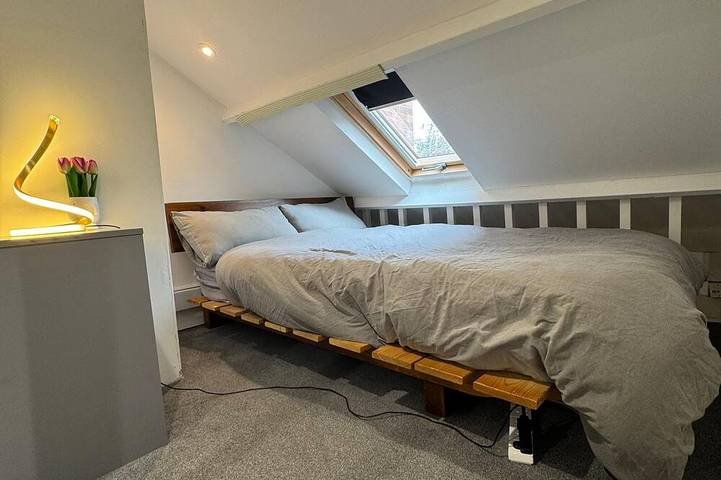 Duplex apartment 3 Minute drive to Luton Airport in Luton, Chiltern Hills
