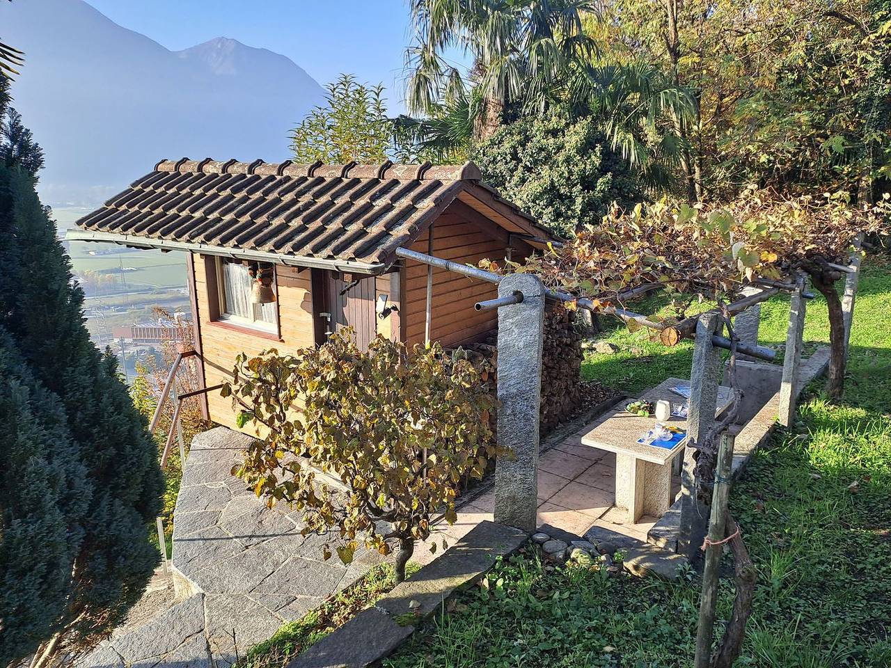 Ganze Wohnung, Charmante Wohnung im Parterre eines Zweifamilienhauses in Cugnasco-Gerra, Tessiner Alpen