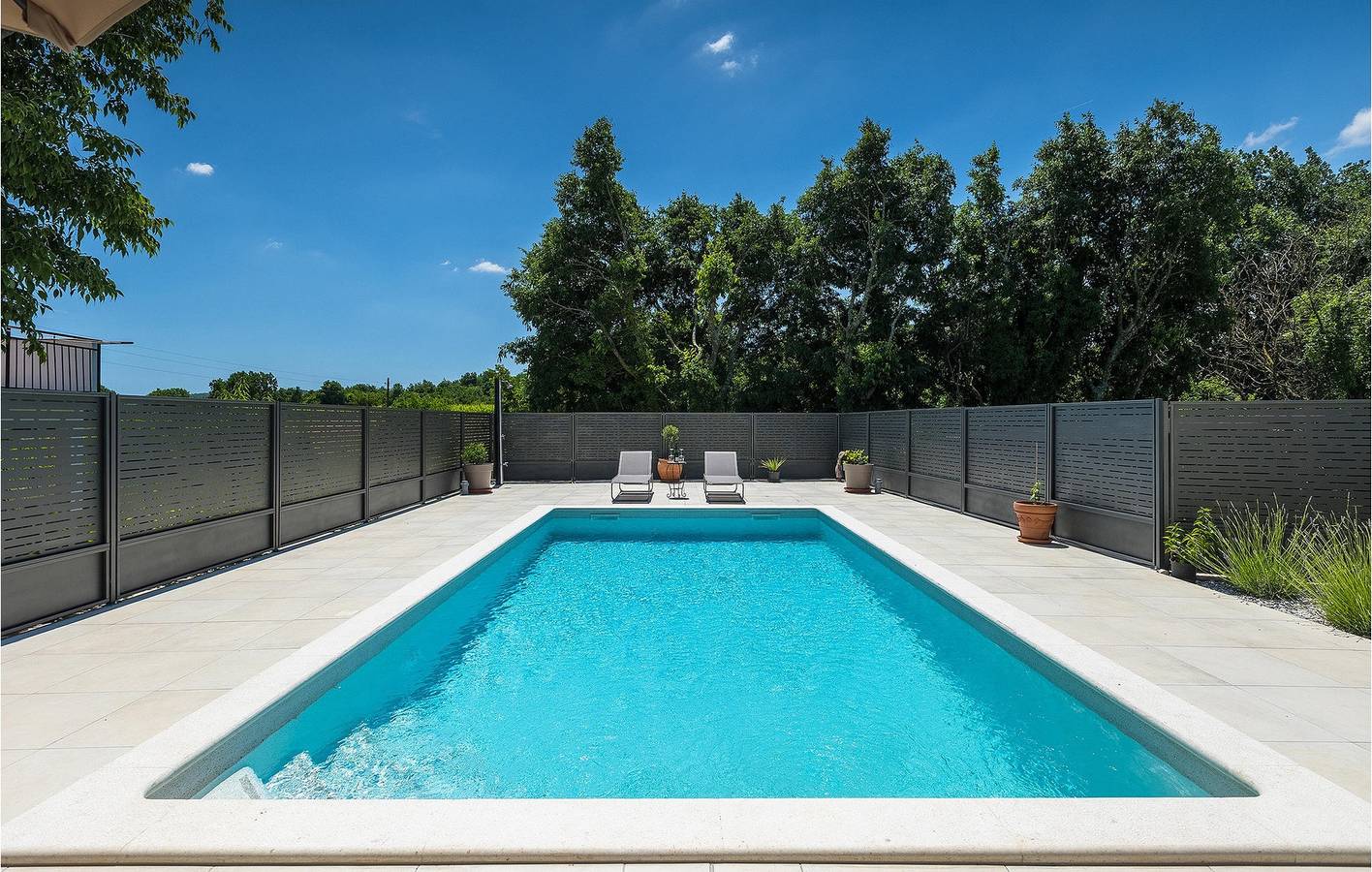 Geräumige 2-Zimmer-Wohnung mit Pool, WLAN und Parkplatz in der Nähe des Flusses Raša in Kršan, Ostküste Istrien