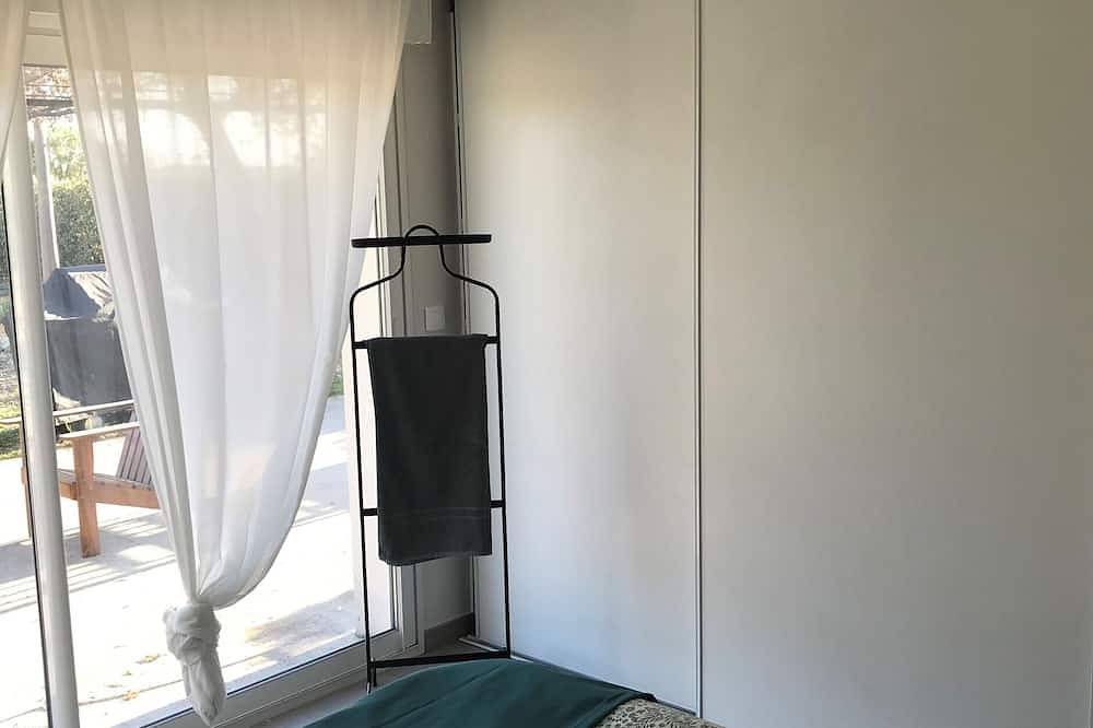 Villa con piscina privada en el campo cerca del pueblo. in Mazan, Parque natural regional del Mont Ventoux