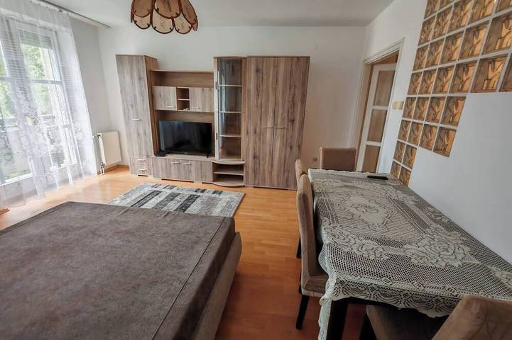 Ganze Wohnung, Quelle Apartment in der Innenstadt mit privatem Garten in Ketschkemet, Kecskeméti járás