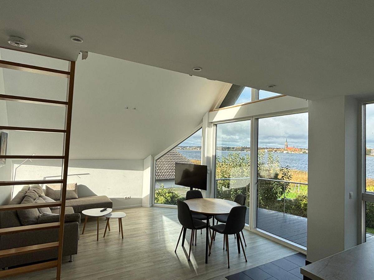Ganze Wohnung, Lichtdurchflutete Ferienwohnung mit direktem Schleiblick in Fahrdorf, Schleswig & Umgebung