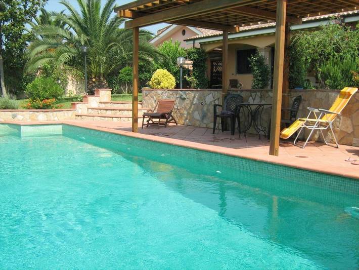 B&b per 3 persone, con Terrazza e Giardino nonché Piscina e Panorama a Pomezia