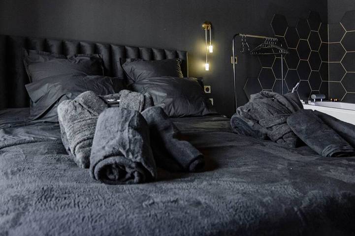 Entire apartment, Suite Balnéo/Hammam Noire et Or in Saint-Étienne, Loire
