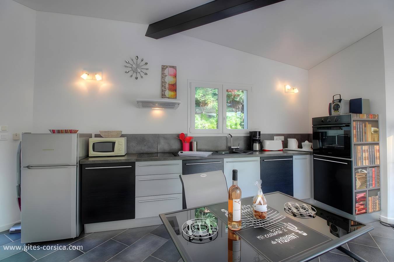 Entire studio, Studio Apartment 'Les Oliviers' with Sea View, Wi-Fi and Air Conditioning in Grosseto-Prugna, Ajaccio region