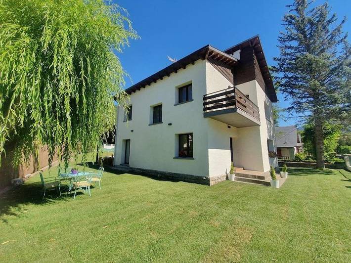 Chalet para 14 personas, con Terraza y Jardín además de Piscina y Vistas en La Jacetania